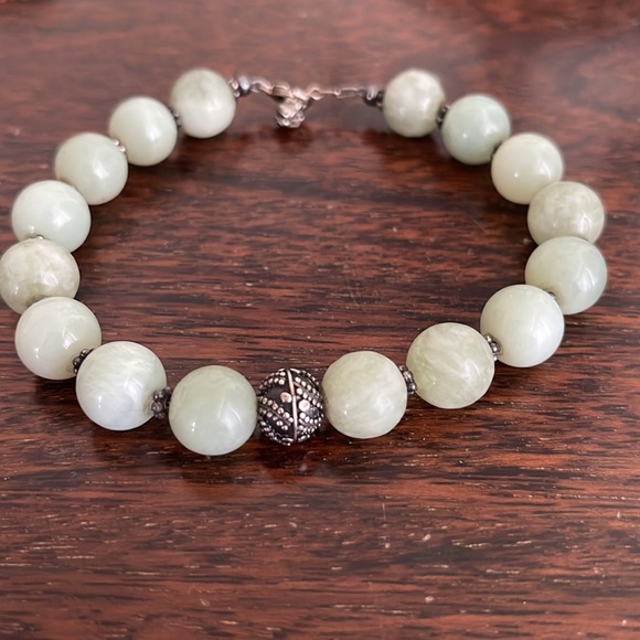 Vintage stone bracelet. Light green. Looks like jade but not certain. - Picture 3 of 12